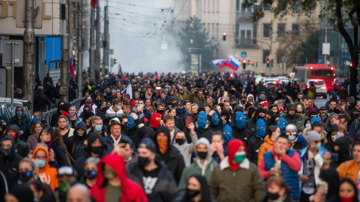 Tisíce Slováků protestovaly proti vládě i karanténním omezením